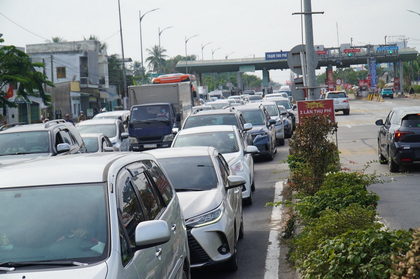 Tình trạng ùn ứ xe kéo dài tại cầu Rạch Miễu trong ngày mùng 2 Tết. (Ảnh: Huỳnh Phúc Hậu/TTXVN)