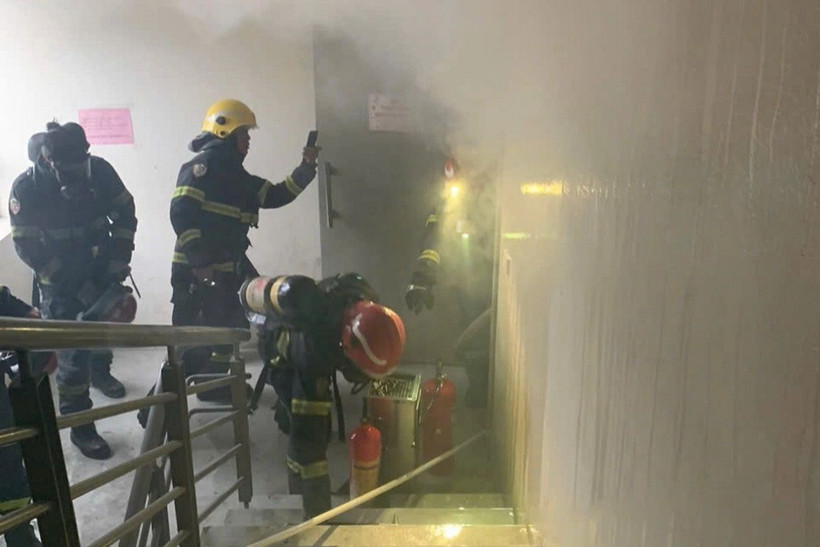 Cảnh sát hướng dẫn đưa được gần 30 người di chuyển lên tầng mái và theo lối cầu thang bộ đến khu vực an toàn. (Ảnh: TTXVN phát)