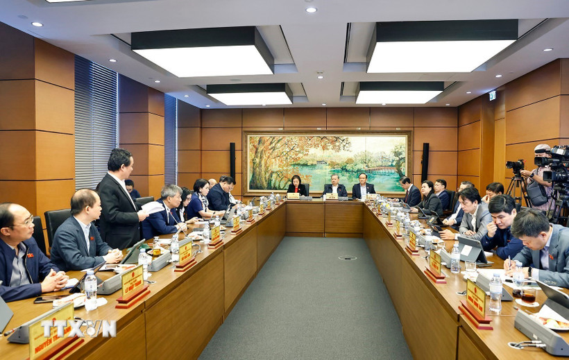 Đoàn đại biểu Quốc hội thành phố Hà Nội thảo luận ở tổ. (Ảnh: Doãn Tấn/TTXVN)