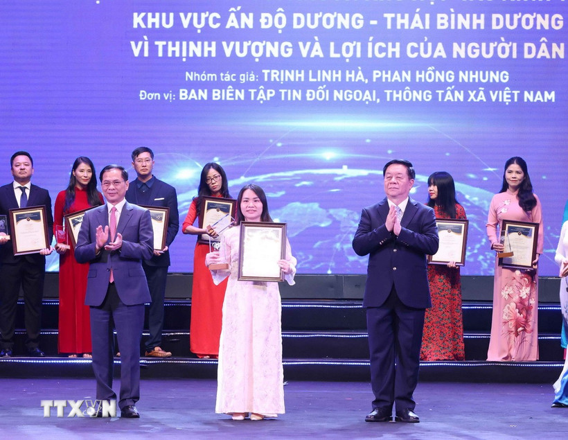Đại diện nhóm tác giả Ban biên tập tin Đối ngoại (Thông tấn xã Việt Nam) nhận giải Nhất Giải thưởng toàn quốc về thông tin đối ngoại lần thứ 10. (Ảnh: Phương Hoa/TTXVN)