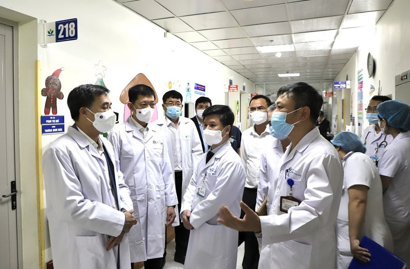 Đoàn công tác kiểm tra công tác sàng lọc, phân luồng, thu dung điều trị bệnh nhân sởi trẻ em tại Bệnh viện Nhi Trung ương. (Ảnh: TTXVN phát)