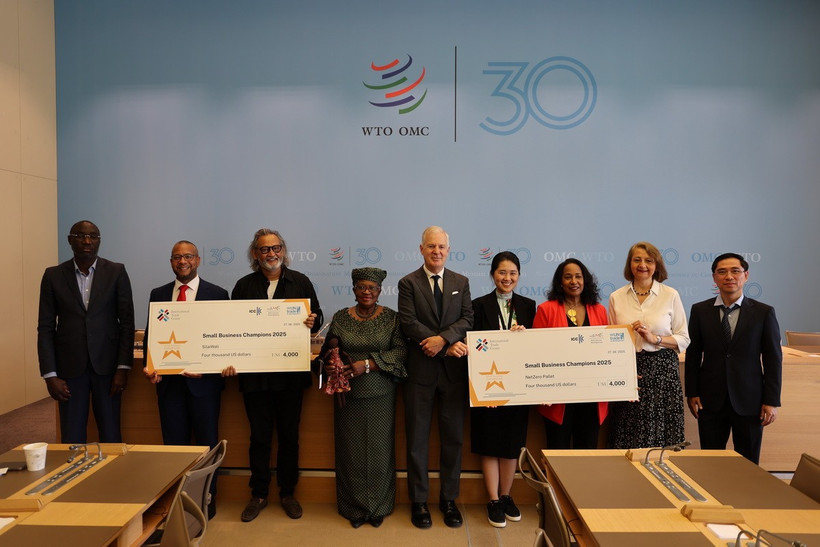 Tham tán Công sứ Phạm Quang Huy (ngoài cùng bên phải) cùng với ban tổ chức Cuộc thi Doanh nghiệp nhỏ năm 2025. (Ảnh: Anh Hiển/TTXVN)