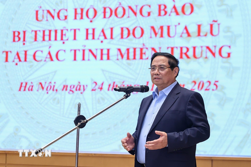 Thủ tướng Phạm Minh Chính chia sẻ, động viên với đồng bào bị thiệt hại do mưa lũ. (Ảnh: Dương Giang/TTXVN)