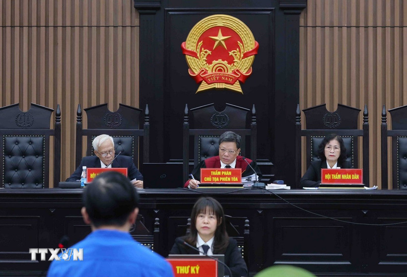 Thẩm phán, Chủ toạ phiên toà Lưu Ngọc Cảnh điều hành phiên xét xử. (Ảnh: Phạm Kiên/TTXVN)