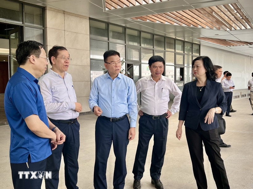 Phó Thủ tướng Lê Thành Long kiểm tra thực tế công trình xây dựng cơ sở 2 của Bệnh viện Bạch Mai và Việt Đức tại Hà Nam. (Ảnh: Đỗ Bình/TTXVN)