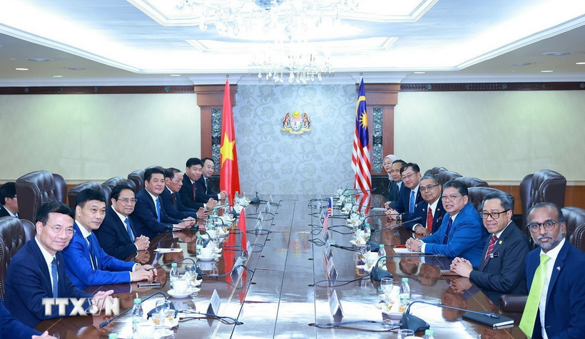 Thủ tướng Phạm Minh Chính hội kiến Chủ tịch Hạ viện Malaysia Tan Sri Dato' Johari Bin Abdul. (Ảnh: Dương Giang/TTXVN)