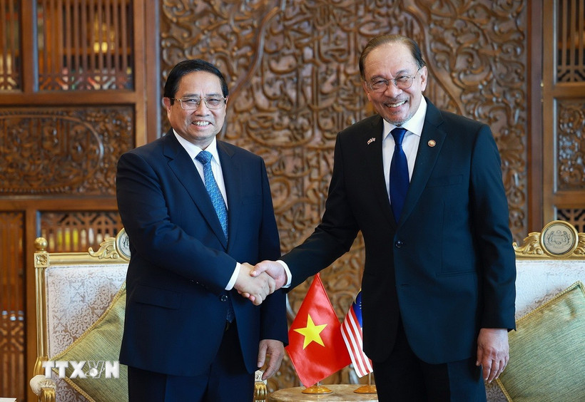 Thủ tướng Phạm Minh Chính hội đàm hẹp với Thủ tướng Malaysia Anwar Ibrahim. (Ảnh: Dương Giang/TTXVN)