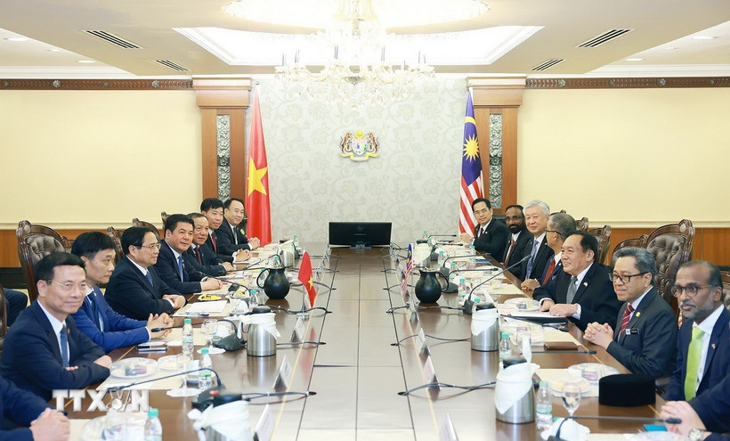 Thủ tướng Phạm Minh Chính hội kiến Chủ tịch Thượng viện Malaysia Awang Bemee Awang Ali Basah. (Ảnh: Dương Giang/TTXVN)