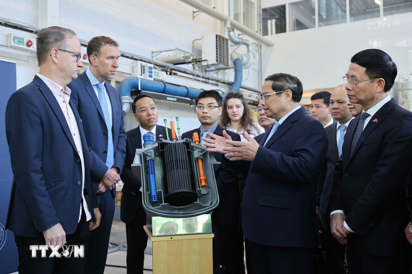 Thủ tướng Phạm Minh Chính thăm Phòng thí nghiệm hạt nhân của Viện Công nghệ Hoàng gia Thụy Điển. (Ảnh: Dương Giang/TTXVN)