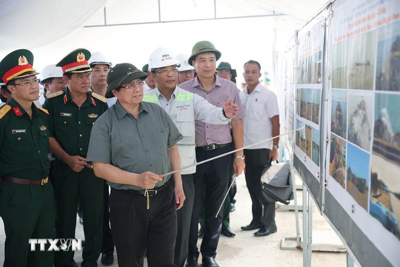 Thủ tướng Phạm Minh Chính kiểm tra tiến độ thi công dự án thành phần đoạn Hậu Giang-Cà Mau. (Ảnh: Dương Giang/TTXVN)