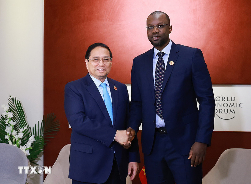 Thủ tướng Phạm Minh Chính gặp Thủ tướng Senegal Ousmane Sonko. (Ảnh: Dương Giang/TTXVN)