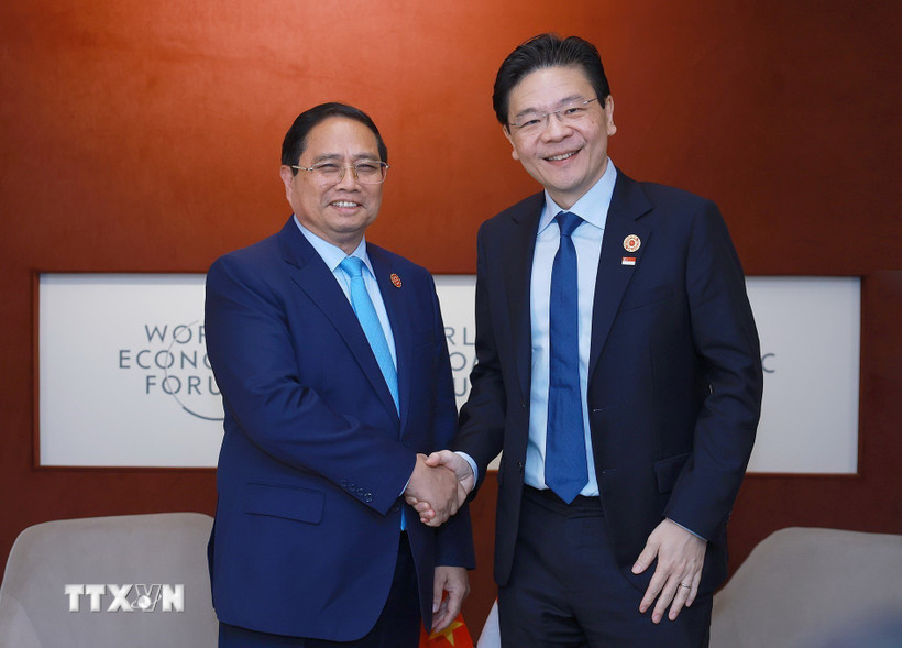 Thủ tướng Phạm Minh Chính gặp Thủ tướng Singapore Lawrence Wong. (Ảnh: Dương Giang/TTXVN)