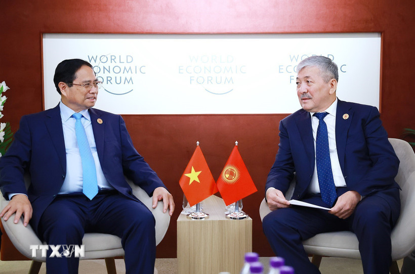 Thủ tướng Phạm Minh Chính gặp Thủ tướng Kyrgyzstan Adylbek Kasimalyev. (Ảnh: Dương Giang/TTXVN)