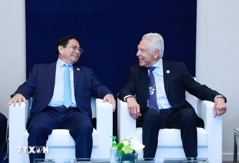 Thủ tướng Phạm Minh Chính gặp Chủ tịch lâm thời WEF Peter Brabeck-Letmathe. (Ảnh: Dương Giang/TTXVN)