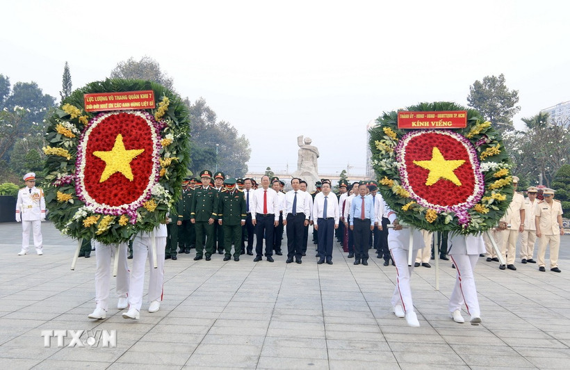 Đoàn đại biểu dâng hoa, dâng hương tại Nghĩa trang Liệt sỹ Thành phố Hồ Chí Minh ở Đồi không tên, thành phố Thủ Đức, Thành phố Hồ Chí Minh. (Ảnh: Thanh Vũ/TTXVN)