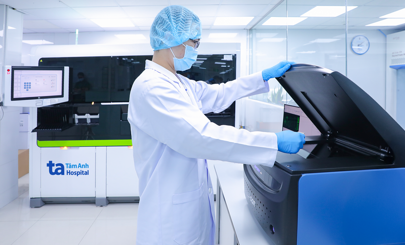 Kỹ thuật viên Trung tâm Xét nghiệm, Bệnh viện Đa khoa Tâm Anh thao tác trên hệ thống LI-COR Odyssey DLx (Mỹ) - thiết bị phân tích huỳnh quang kỹ thuật số hóa ứng dụng đọc kết quả trong xét nghiệm xác định kháng thể virus viêm gan D. (Nguồn: Bệnh viện Đa khoa Tâm Anh)