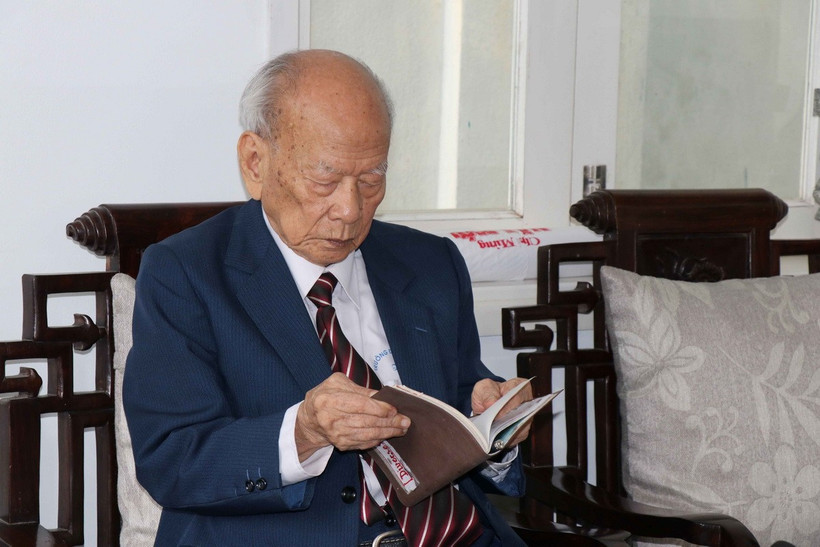 Thiếu tướng Huỳnh Đắc Hương ôn lại những kỷ niệm với Đại tướng, Tổng chỉ huy Khamtay Siphandone. (Ảnh: Đoàn Hữu Trung/TTXVN)