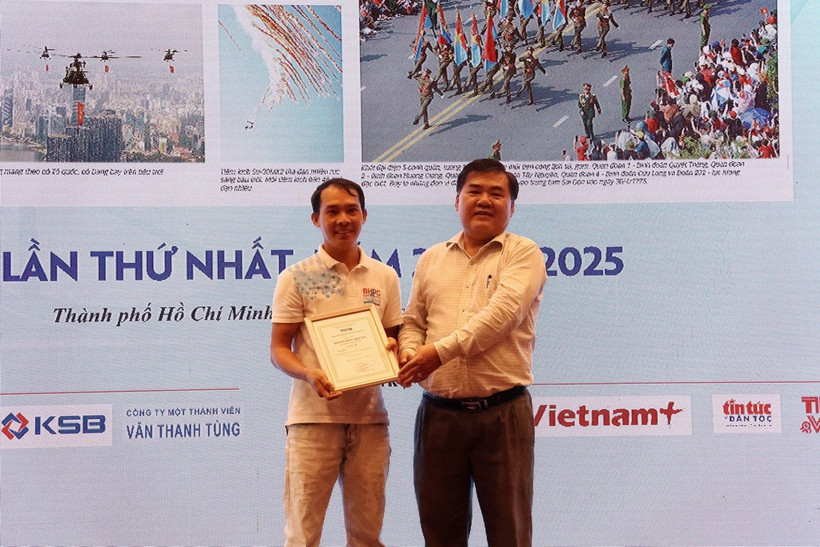 Tác giả Lê Mạnh Linh, Báo Tin tức và Dân tộc, đạt giải A giải Khoảnh khắc nghề báo lần thứ nhất, năm 2024-2025. (Ảnh: Hồng Đạt/TTXVN)