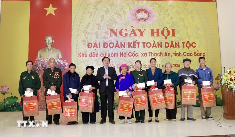 Phó Thủ tướng Hồ Quốc Dũng tặng quà các hộ gia đình có thành tích xuất sắc. (Ảnh: Chu Hiệu/TTXVN)