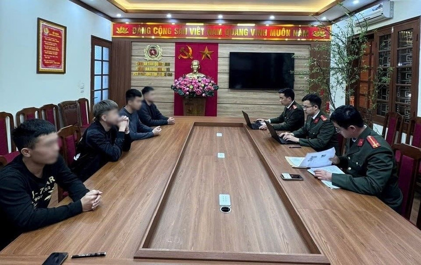 Các đối tượng tại cơ quan công an. (Nguồn: Công an tỉnh Quảng Ninh)