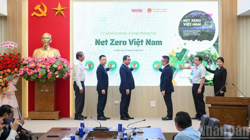 Các lãnh đạo cùng các đại biểu thực hiện nghi thức khai trương trang thông tin Net Zero Việt Nam. (Nguồn: Báo Nhân Dân)