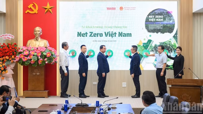 Các lãnh đạo cùng các đại biểu thực hiện nghi thức khai trương trang thông tin Net Zero Việt Nam. (Nguồn: Báo Nhân Dân)