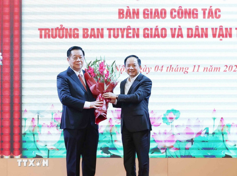 Ông Trịnh Văn Quyết, Bí thư Trung ương Đảng, Trưởng Ban Tuyên giáo và Dân vận Trung ương tặng hoa chúc mừng Đại tướng, Nguyễn Trọng Nghĩa, Ủy viên Bộ Chính trị, Bí thư Trung ương Đảng, Chủ nhiệm Tổng cục Chính trị Quân đội nhân dân Việt Nam. (Ảnh: Phương Hoa/TTXVN)