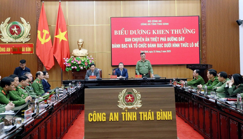 Quang cảnh lễ biểu dương, khen thưởng Ban chuyên án triệt phá đường dây đánh bạc và tổ chức đánh bạc. (Ảnh: Thế Duyệt/TTXVN)