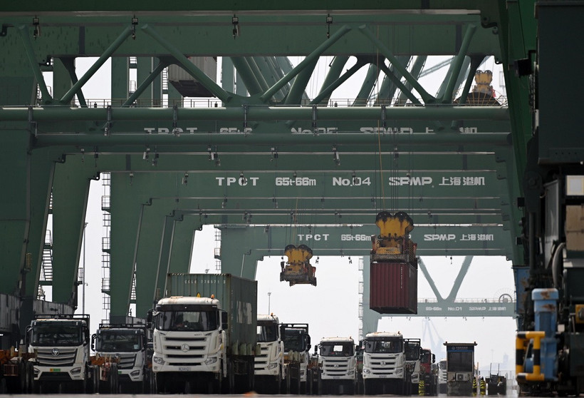 Bốc dỡ hàng hóa tại cảng ở Thiên Tân, Trung Quốc. (Ảnh: THX/TTXVN)