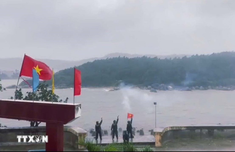 Lực lượng biên phòng bắn pháo hiệu cảnh báo bão số 13. (Ảnh: Phạm Cường/TTXVN)