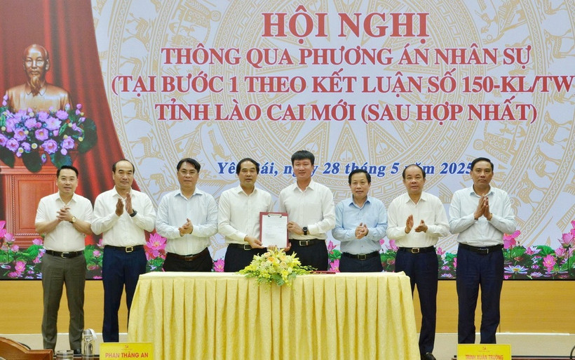 Bí thư Tỉnh ủy, Chủ tịch Ủy ban Nhân dân tỉnh Lào Cai Trịnh Xuân Trường (thứ 4, trái sang) và Bí thư Tỉnh ủy Yên Bái Trần Huy Tuấn (thứ 4, phải sang) ký Nghị quyết liên tịch của Ban Thường vụ Tỉnh ủy hai tỉnh về phương án nhân sự tỉnh Lào Cai mới. (Ảnh: TTXVN phát)