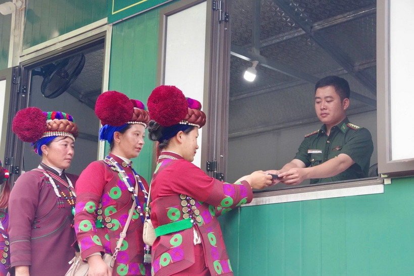 Trạm kiểm soát Biên phòng Sì Choang, Đồn Biên phòng Vàng Ma Chải làm thủ tục cho nhân dân khi qua lối mở. (Ảnh: TTXVN phát)