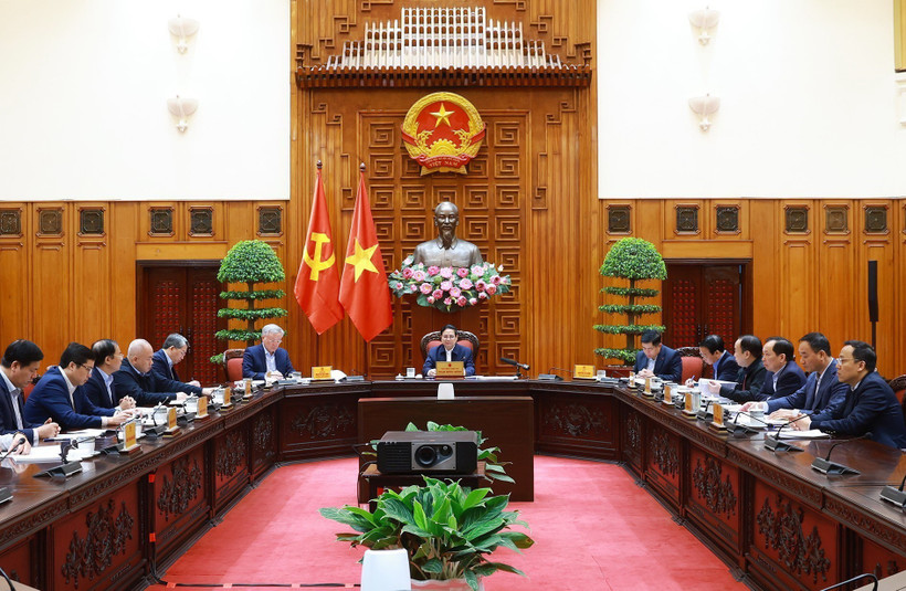 Thủ tướng Phạm Minh Chính chủ trì cuộc họp với các bộ, ngành để tháo gỡ khó khăn, vướng mắc các dự án. (Ảnh: Dương Giang/TTXVN)