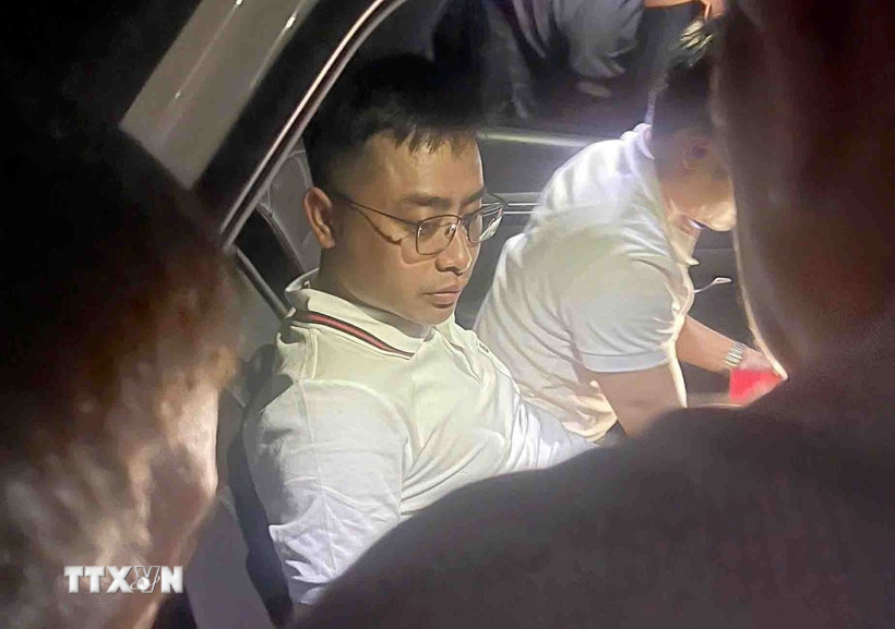 Đối tượng truy nã Bùi Đình Khánh bị lực lượng chức năng bắt giữ vào tối 18/4. (Ảnh: TTXVN phát)