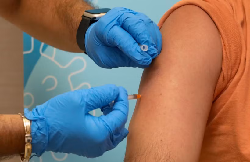 Tiêm vaccine phòng bệnh. (Ảnh: THX/TTXVN)
