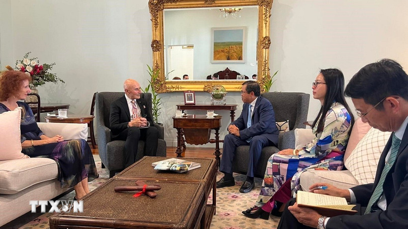 Đại sứ Việt Nam tại Australia Phạm Hùng Tâm (phải) và Tổng Lãnh sự Nguyễn Thanh Hà chào xã giao Thống đốc Bắc Australia Hugh Heggie (trái). (Ảnh: TTXVN phát)