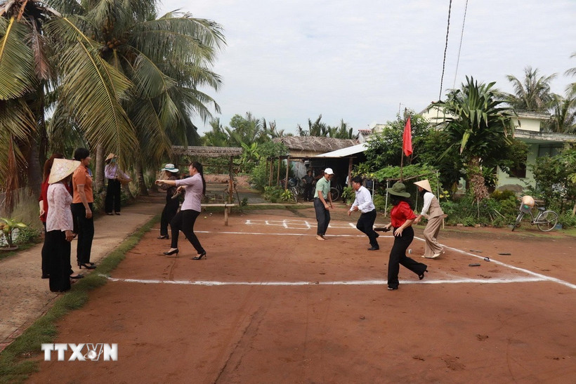 Du khách hào hứng với các trò chơi tại Điểm du lịch cộng đồng Cồn Chim, xã Hòa Minh (Vĩnh Long). (Ảnh: TTXVN phát)