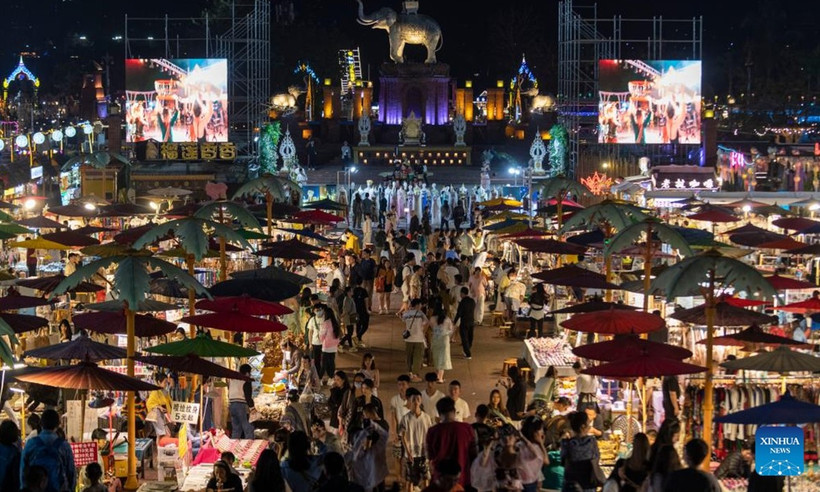 Chợ đêm ở Tây Song Bản Nạp, tỉnh Vân Nam, Trung Quốc. (Nguồn: Tân Hoa xã)