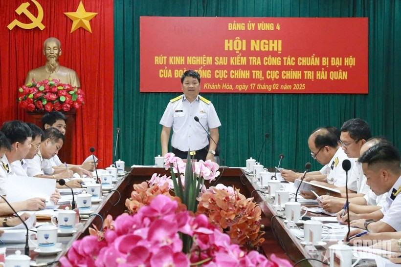 Thượng tá Bùi Xuân Bình, Bí thư Đảng ủy, Chính ủy Vùng 4 Hải quân chủ trì hội nghị. (Nguồn: Quân đội Nhân dân)