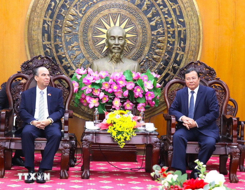Chủ tịch Ủy ban Nhân dân tỉnh Tây Ninh Lê Văn Hẳn tiếp ông Rogelio Polanco Fuentes, Đại sứ Đặc mệnh toàn quyền Cộng hòa Cuba tại Việt Nam. (Ảnh: Thanh Bình/TTXVN)