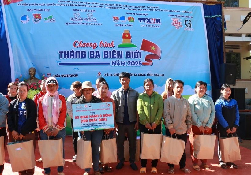 Ban tổ chức trao bảng tượng trưng tặng 100 suất quà cho người nghèo xã Ia Chía. (Ảnh: Hồng Điệp/TTXVN)