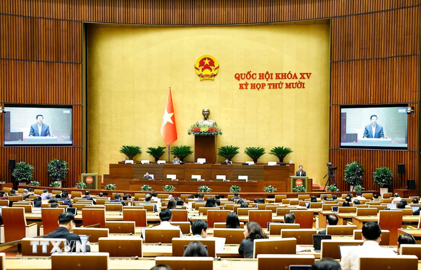 រដ្ឋមន្ត្រីក្រសួងសំណង់ លោក Tran Hong Minh បានពន្យល់ និងបំភ្លឺអំពីបញ្ហាមួយចំនួន ដែលសមាជិករដ្ឋសភាលើកឡើង។ (រូបថត៖ Doan Tan/VNA)