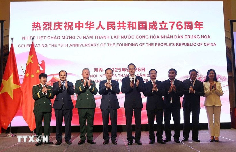 Ông Lê Hoài Trung, Bí thư Trung ương Đảng, Quyền Bộ trưởng Bộ Ngoại giao với các đại biểu. (Ảnh: TTXVN)