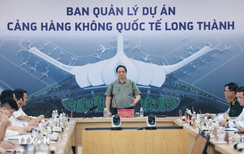 Thủ tướng Phạm Minh Chính làm việc với các nhà thầu và đơn vị thi công Dự án Cảng Hàng không Quốc tế Long Thành. (Ảnh: Dương Giang/TTXVN)
