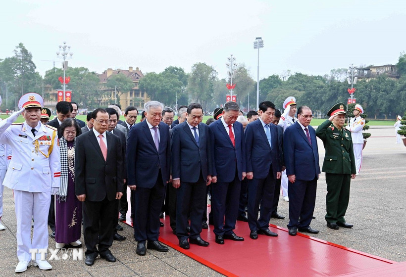 Đoàn đại biểu lãnh đạo, nguyên lãnh đạo Đảng, Nhà nước do Tổng Bí thư Tô Lâm dẫn đầu thành kính tưởng niệm Chủ tịch Hồ Chí Minh. (Ảnh: An Đăng/TTXVN)