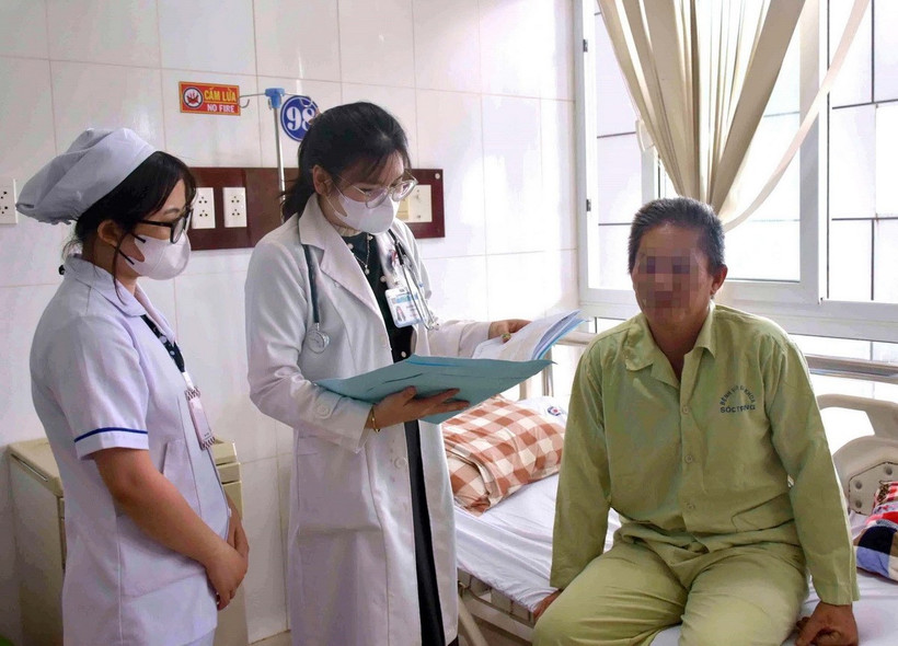 Bệnh nhân T.K.N hồi phục và được xuất viện sau 4 ngày điều trị tích cực. (Ảnh: TTXVN phát)