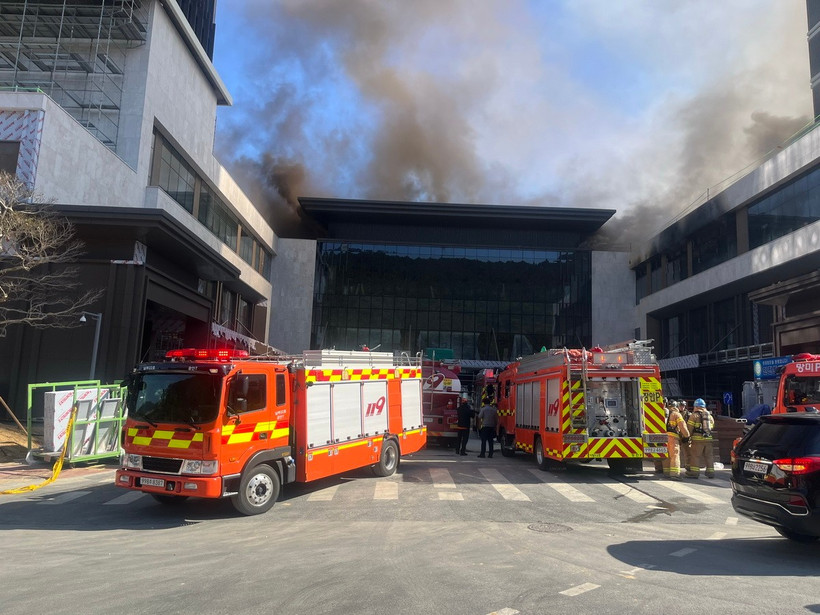 Hiện trường vụ hỏa hoạn tại công trường xây dựng ở Busan, Hàn Quốc. (Ảnh: THX/TTXVN)