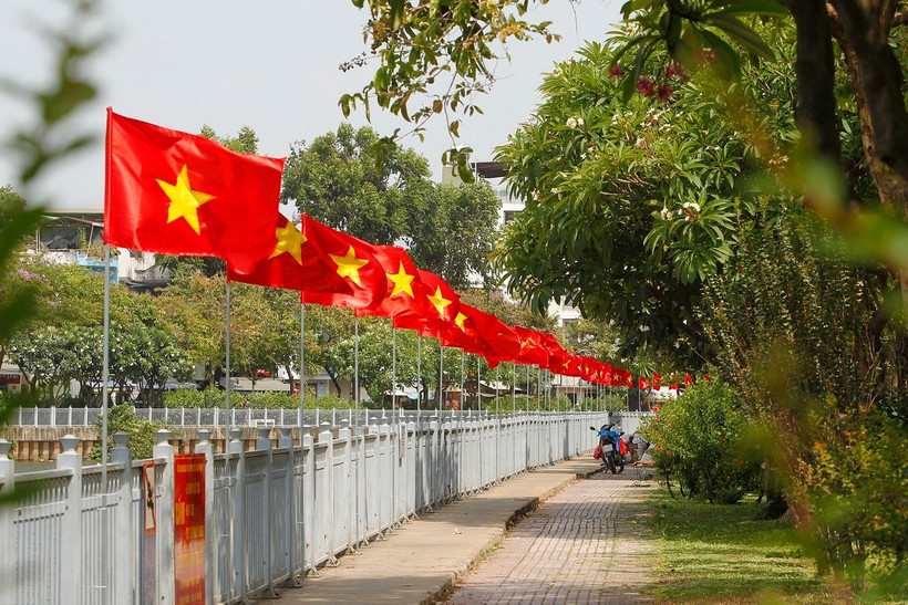Cờ hoa rực rỡ chào mừng 50 năm Ngày Giải phóng miền Nam, thống nhất đất nước treo dọc tuyến đường Hoàng Sa, kênh Nhiêu Lộc Thị Nghè (đoạn qua quận 1). (Ảnh: Thanh Vũ/TTXVN)