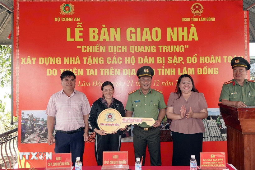 Đại tá Nay Gia Phú, Phó Giám đốc Công an tỉnh Lâm Đồng trao căn nhà mới hoàn thành cho gia đình chị Nguyễn Thị Hương Lan. (Ảnh TTXVN phát)