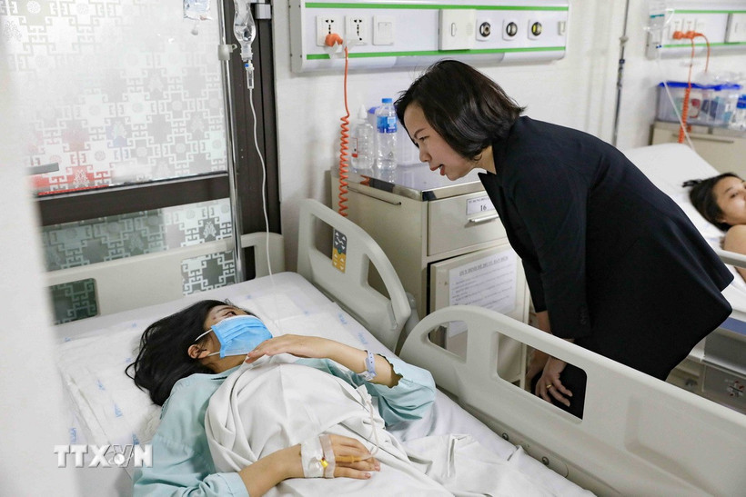 Chủ tịch Ủy ban Mặt trận Tổ quốc Việt Nam thành phố Hà Nội Bùi Huyền Mai thăm hỏi, động viên nạn nhân bị thương trong vụ tai nạn giao thông nghiêm trọng tại Lào Cai. (Ảnh: Minh Nghĩa/TTXVN)